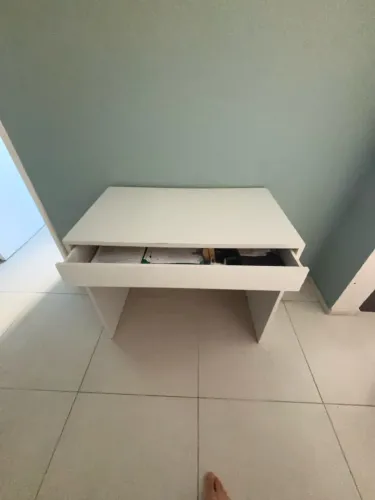 Escrivaninha/penteadeira compacta branca com gaveta central