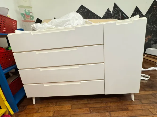 Cômoda grande com 4 gavetões e divisão interna. Material em Laca