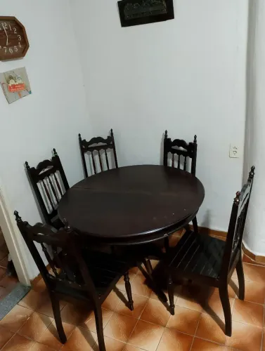 mesa antiga com 6 cadeiras