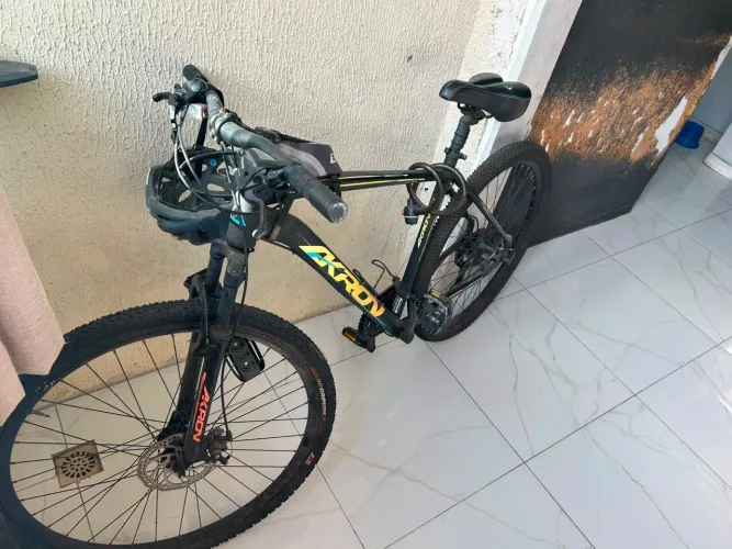Vendo Bike AKRON aro 29. 21 manchas. Pneus novos. Bom estado.