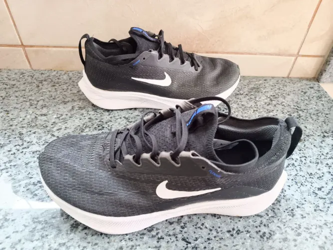 Vendo Tênis Nike Zoom Fly 4 Masculino Preto e Branco, Tamanho 40.5 cor, PRETO e BRANCO.