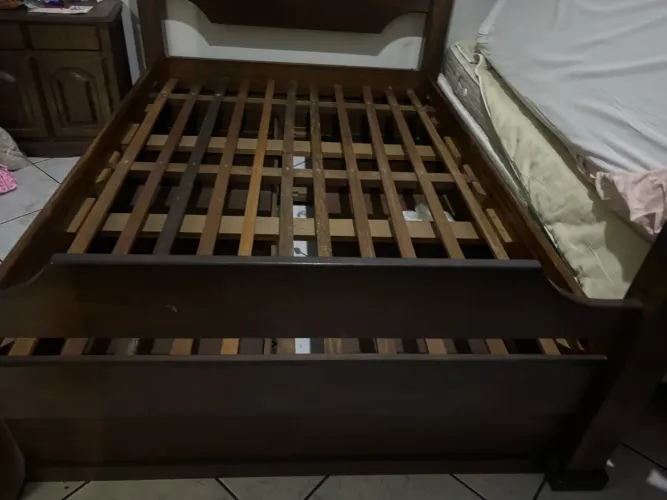 Cama antiga de madeira sucupira 