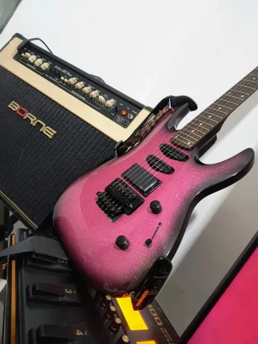 Guitarra Kramer FR 422 com EMG 81 super Strato braço fino com bag e acessórios