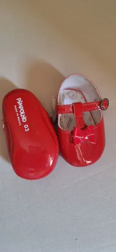 Sapatinho vermelho de bebê
