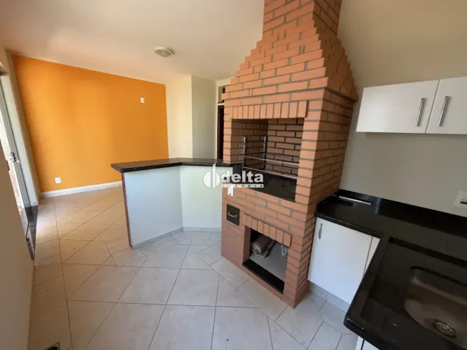 Cobertura com espaço gourmet disponível para venda no bairro Santa Mônica em Uberlândia-MG