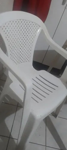 Vendo uma cadeira de plastico