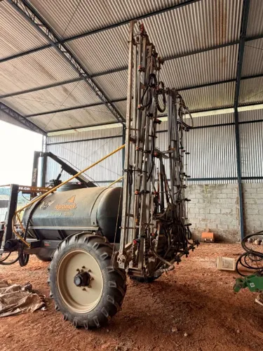 Pulverizador de arrasto AGROMAK Strong 2000 L barra 20 metros