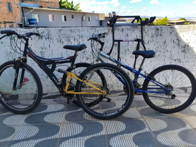 2 BICICLETAS E 1 SUPORTE PRA CARREGAR NO CARRO