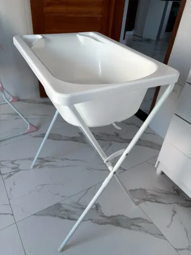 Banheira de bebê com suporte