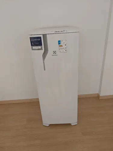 Geladeira Electrolux RE31 240L - 5 meses de uso - Excelente estado