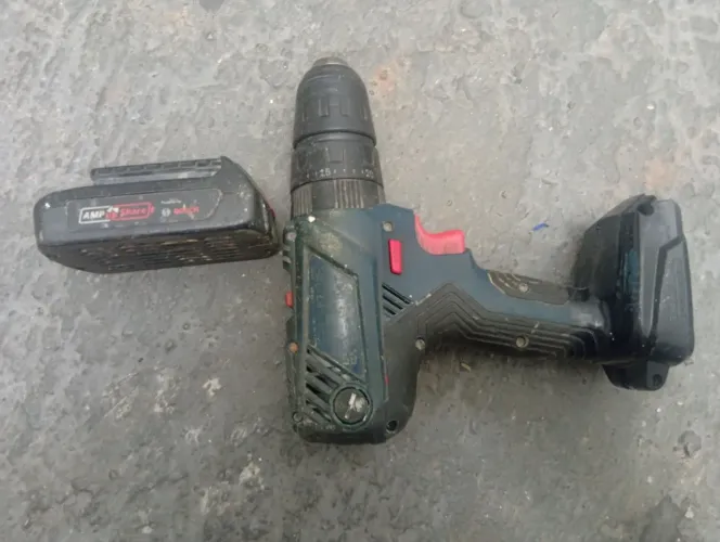 Vendo parafusadeira em perfeito estado bateria 100% varredor ok