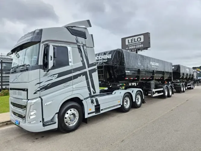 Volvo FH 540 6x4 Bug Leve Mola Ano 24 + Rodocaçamba Facchini Ano 2027 0km 35m³ com pneus