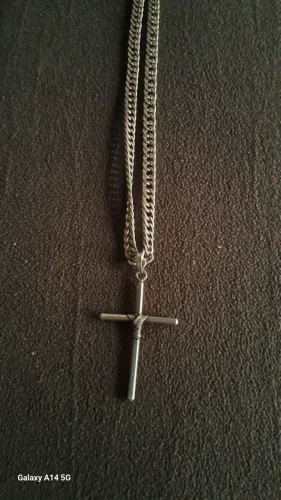 Vendo cordão de 38 gramas de prata 925 vem com pigente crucifixo bem pouco tempo de uso