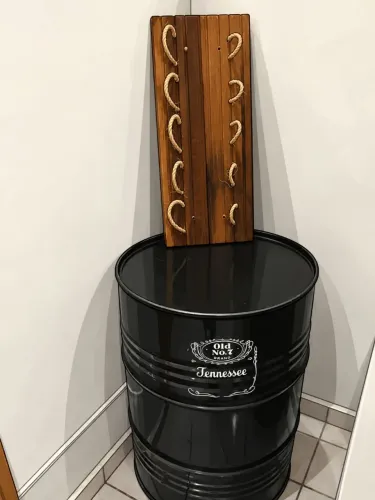 Bar feito de tambor com nincho e adega decorativo de vinho suspensa
