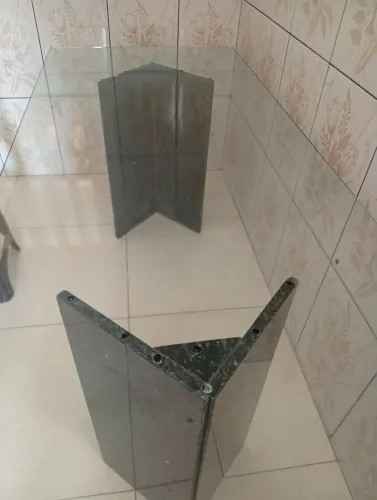 Mesa com tampo de  Vidro e pés de Mármore 