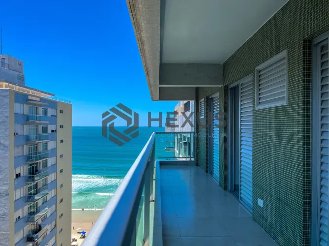Apartamento com varanda, lazer e vista mar na quadra mar da Praia das Pitangueiras, Guaruj