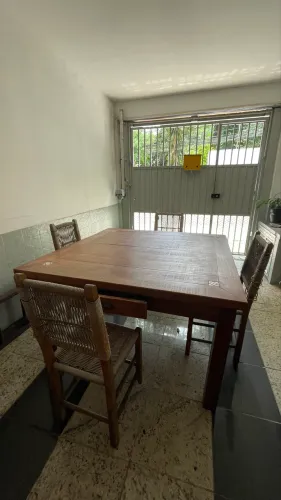 Mesa de madeira + 4 Cadeiras