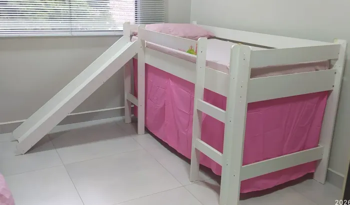 Cama infantil com escorregador