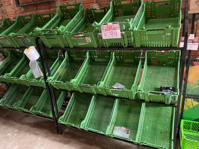 Fruteira expositora com 24 cestas e um expositor de bananas ou temperos 