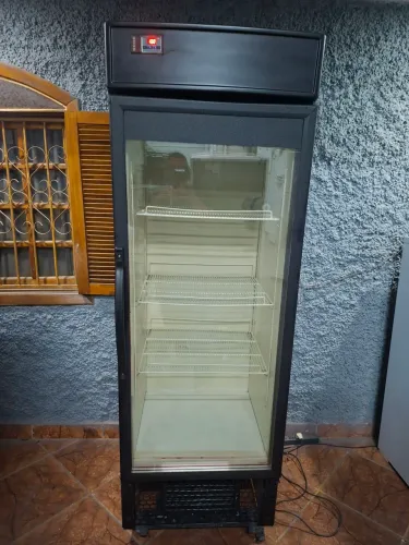 Freezer expositor 450 litros funcionado da menos 5