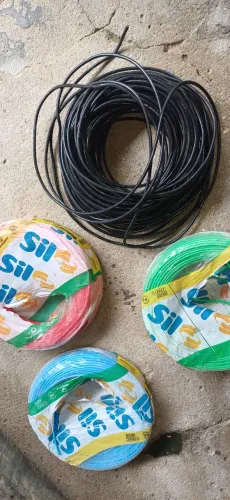 Estou vendendo esses fios para parte elétrica, não vai ser mais útil na obra que conclui 