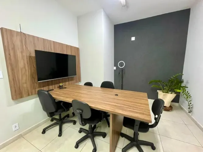 Mesa de reunião com painel e armário