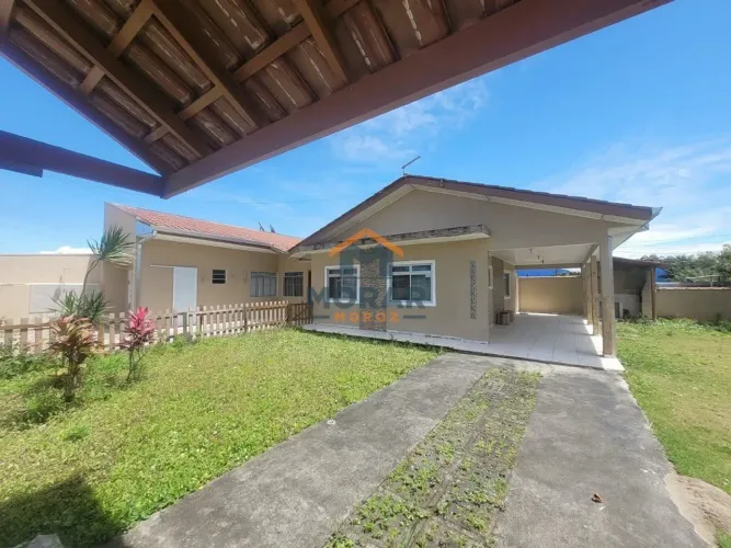 Casa ampla com 4 dormitórios em Praia de Leste