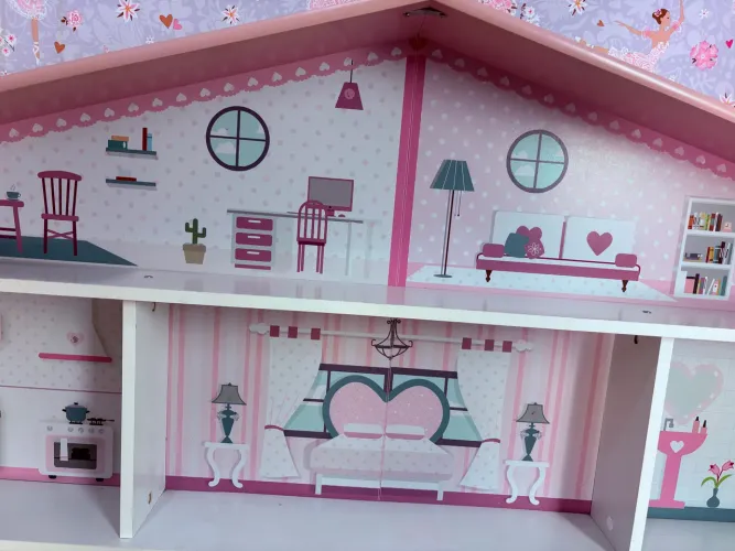 Cama infantil casinha com cabeceira de brinquedoteca - rosa e branca