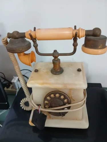 telefone antigo de mesa com caixa em mármore - antiguidade