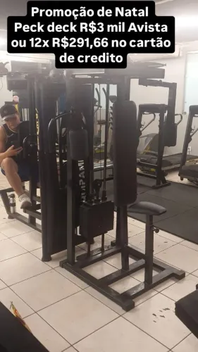 Máquina de musculação peck deck