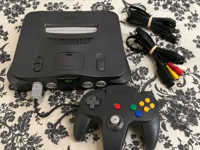 Nintendo 64, 1 controle, cabos e energia e audio e video e um cartucho.