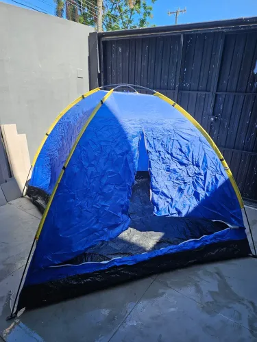 Barraca azul pouco usada com sacos de dormir