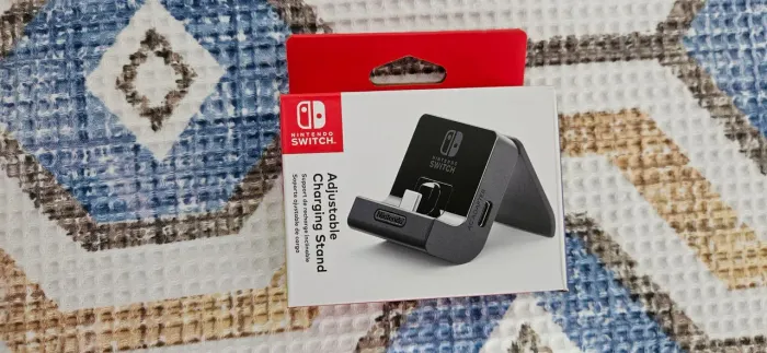 Adjustable Charging Stand: Suporte de carregamento original para Nintendo Switch.
