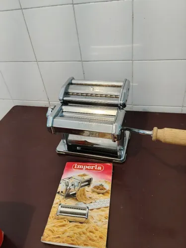 Antiga máquina para fazer macarrão, italiana, da marca Imperial, maior comprimento 21cm