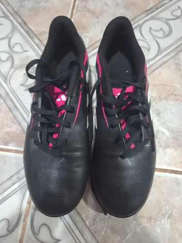 Chuteira adidas 