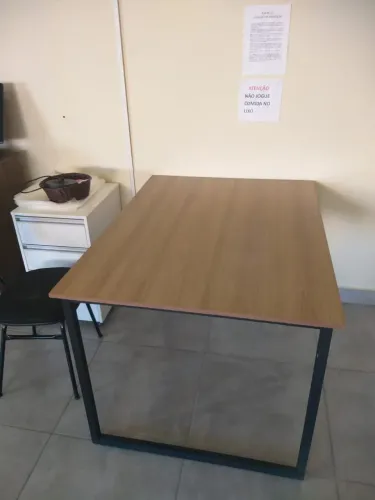 Mesa para escritório ou casa, tampo de madeira
