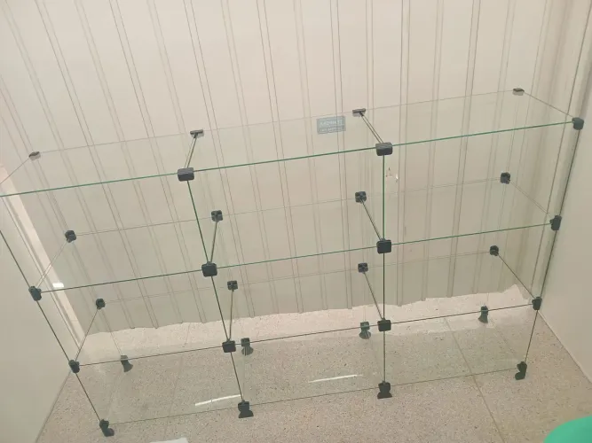 Balcao de vidro 1,50 de comprimento e 1 metro de altura com 30cm de profundidade
