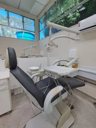 12 cadeiras odontológicas Dabi c 2 mochos cada e armario auxiliar (valor de cada conjunto)