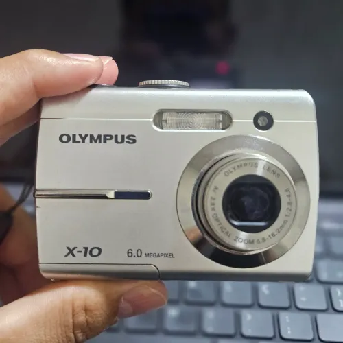 Câmera OLYMPUS X-10