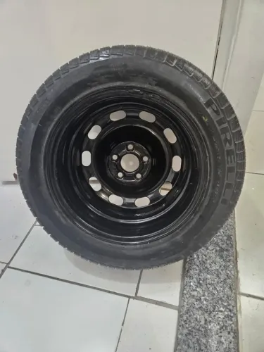 Pneu Pirelli aro 15 com roda de ferro nunca usado
