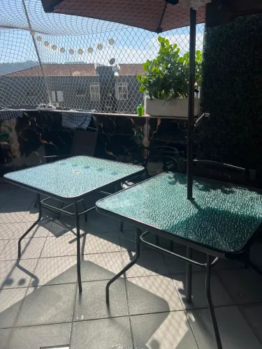 Mesa de 4 lugares em aço