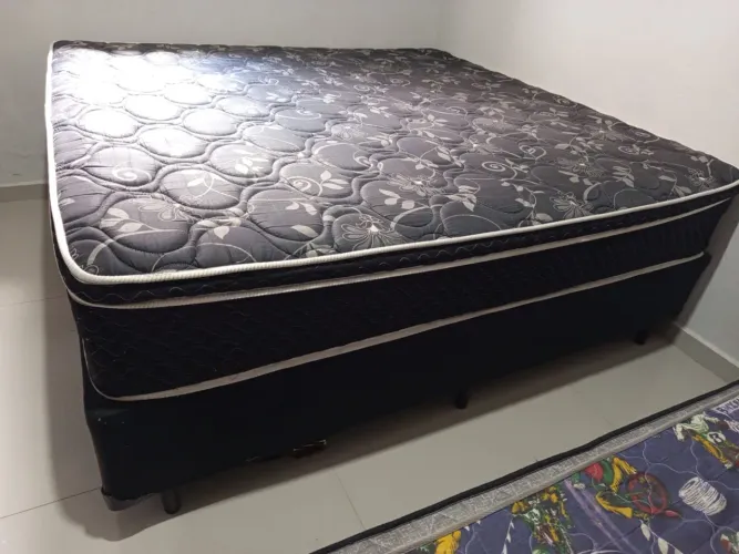 cama box king tá praticamente nova, completa