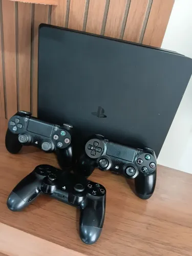 PS4 SLIM COM 3 CONTROLES