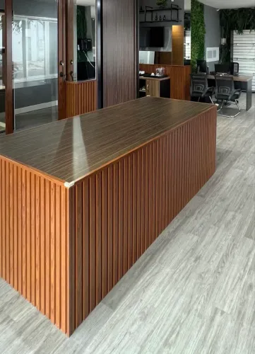 MESA RIPADA EM ALUMÍNIO TOM MADEIRA