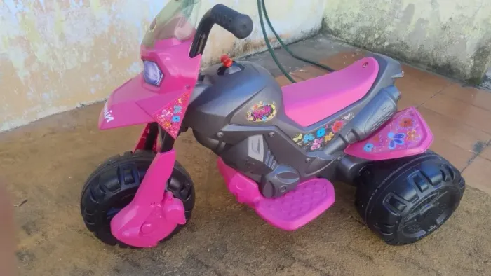Triciclo infantil elétrico