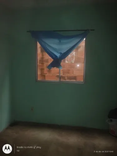Vendo uma casa  bem  localizado dentro  de  um  condomínio . 