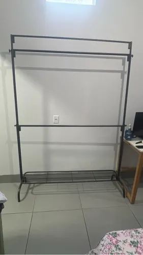 Arara de roupas grande