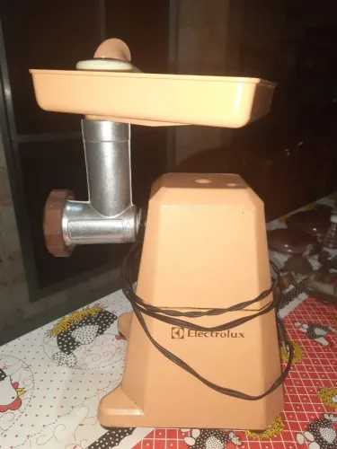 Máquina de moer carne Electrolux.