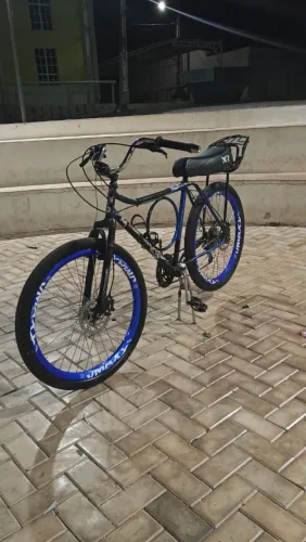 BICICLETA PRETA E AZUL ARO 26 - ESTILIZADA, COM FREIO A DISCO!