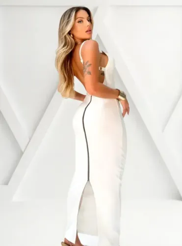 Lindo vestido branco, com zíper dourado e alça regulável 